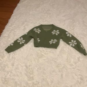 Green knitted sweator with white flowers